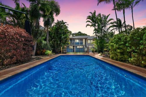 Urangan House | Large Waterfront Home With Pool