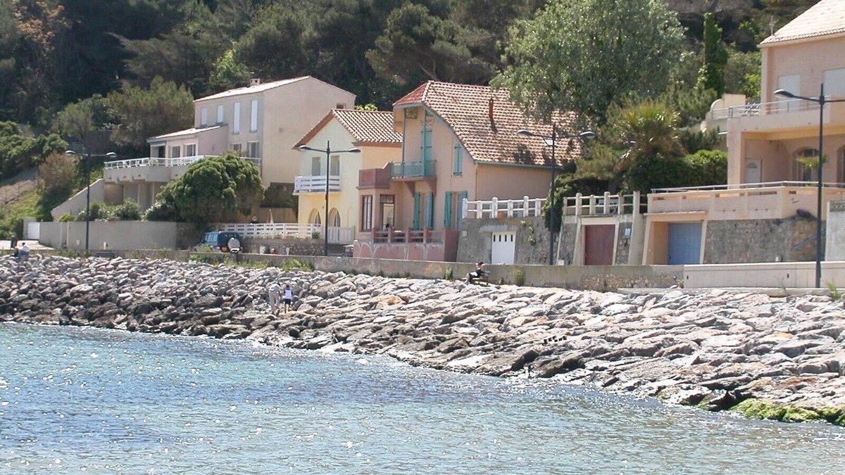 La Franqui Villa | Large waterfront house in unique location