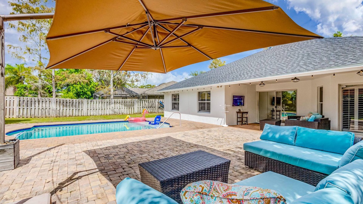Wellington House | Large Wellington home! King BR ensuite, enjoy the pool, BBQ, & patio TV, WiFi. n