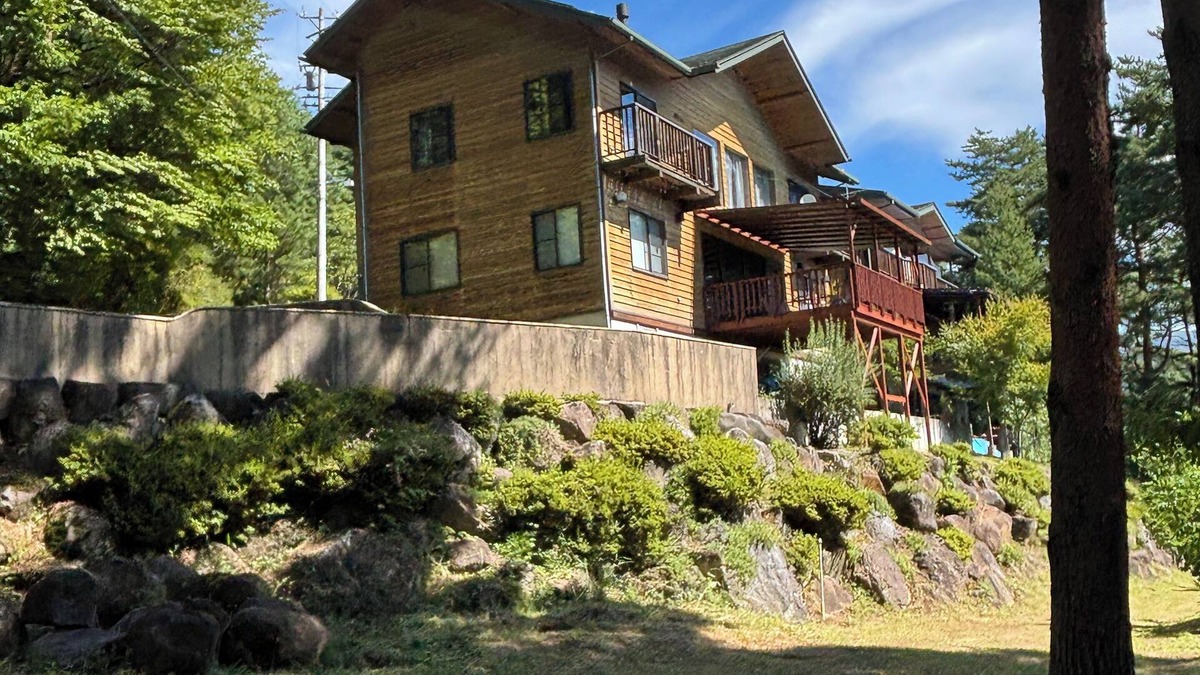 Shimosuwa House | Large Western House with deck overlooking Lake Suwa, Sth Alps & Mt Fuji