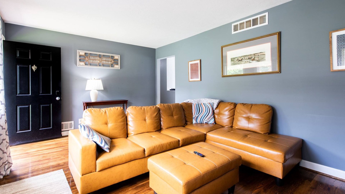 Buechel House | «Large yard big deck gas stove granite Grill lots of parking quiet neighborhood