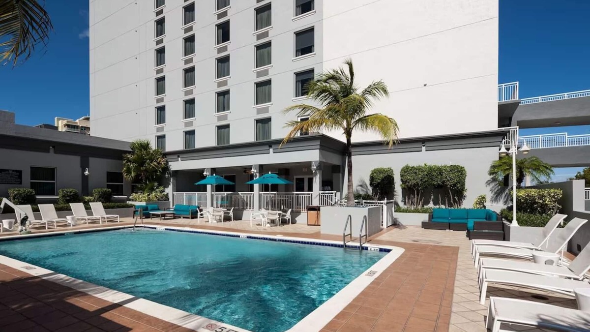 Downtown Fort Lauderdale Hotel | Las Olas Getaway w/Free Breakfast + Outdoor Pool | Close to Las Olas Blvd