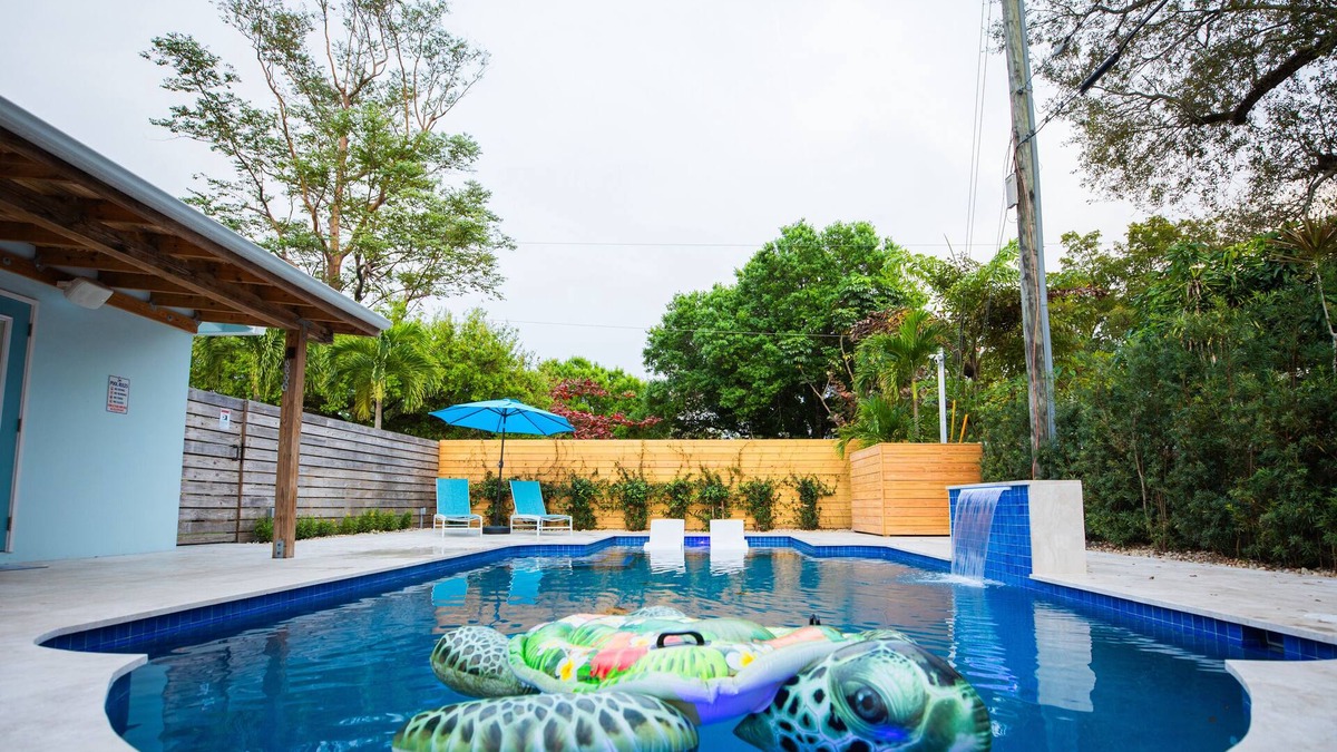 Shady Banks House | Las Tortugas Modern Beach Oasis. Heated pool, Saltwater Filter Tiki Hut.