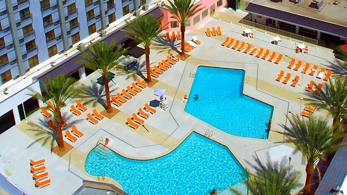 Las Vegas Hotel | Las Vegas Adventure! Spacious Unit! Short Drive to Shark Reef Aquarium