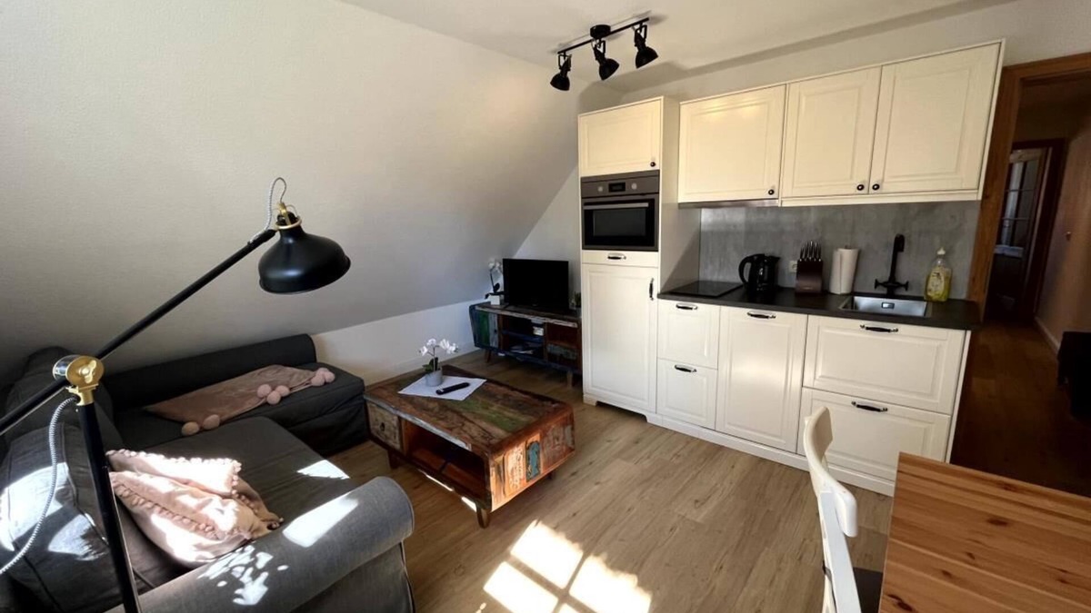 Wieck auf dem Darss Apartment | Lasse - apartment on the upper floor, thatched roof, terrace in the garden, pets allowed, WLAN, close to the forest, Baltic Sea 6km away