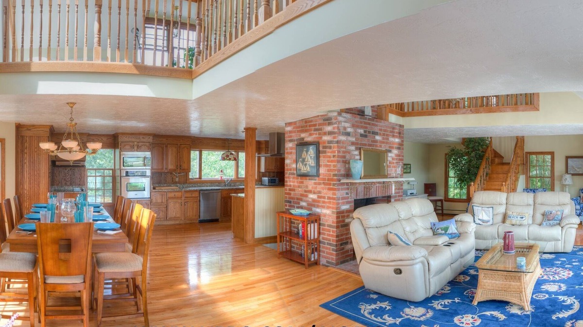 Ellisville House | Last minute 10/4-5 discounted! 7 person hot tub! 4 Suites plus! Sleep 16