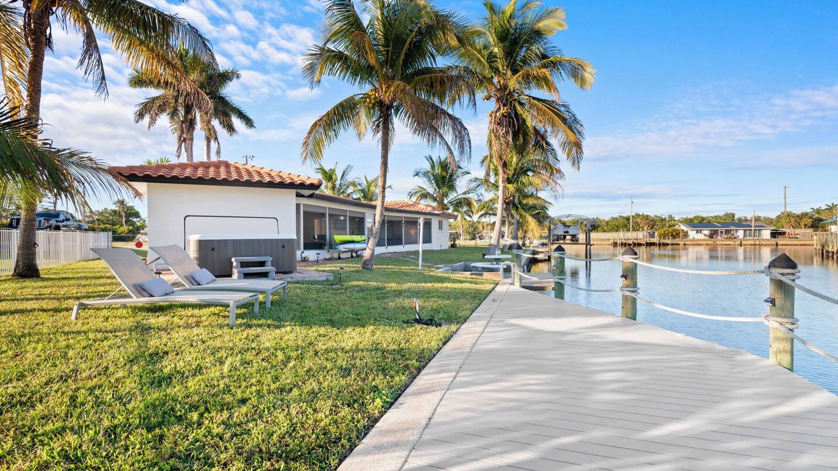 Fort Myers House | Last Minute Deal:Waterfront, Hot Tub, Kayaks, Fishing Gears & Pets-Friendly Stay