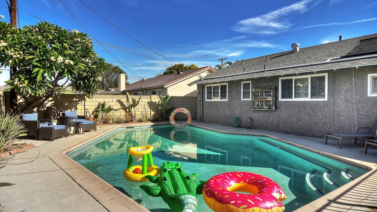 Hermosa Village House | LAST MINUTE SPECIAL! Amenities! Pool & Game Room! Close walk to Disney!