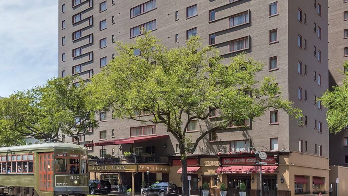 Faubourg Lafayette Apartment | Last Minute Super Bowl in New Orleans! 1BR Suite w/Kitchen on Trolley Route!