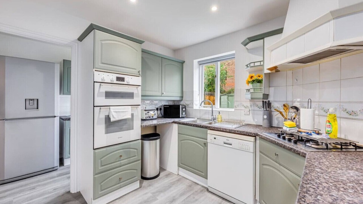 Bletchley House | LastMinDiscount | Detached House | Free Parking