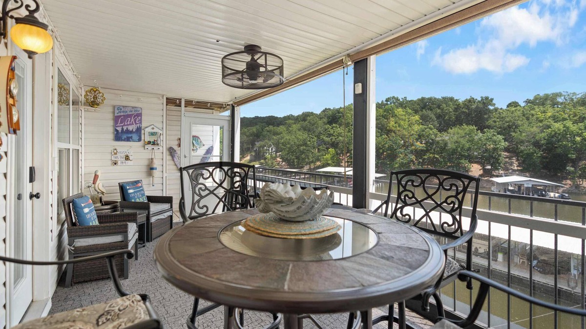 Lakeland Condo | LaTiBe Retreat – Lakefront Condo for 4 w/Balcony & Pool Access