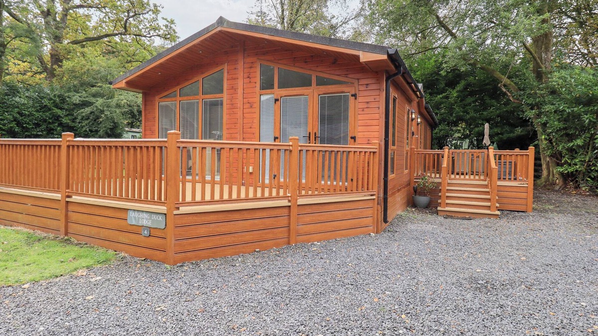 Troutbeck Bridge Cottage | LAUGHING DUCK, pet friendly, with hot tub in Windermere