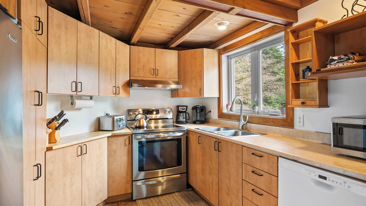 Val David Cabin | Laura: cozy comfort in Val-David, w/spa & firepit