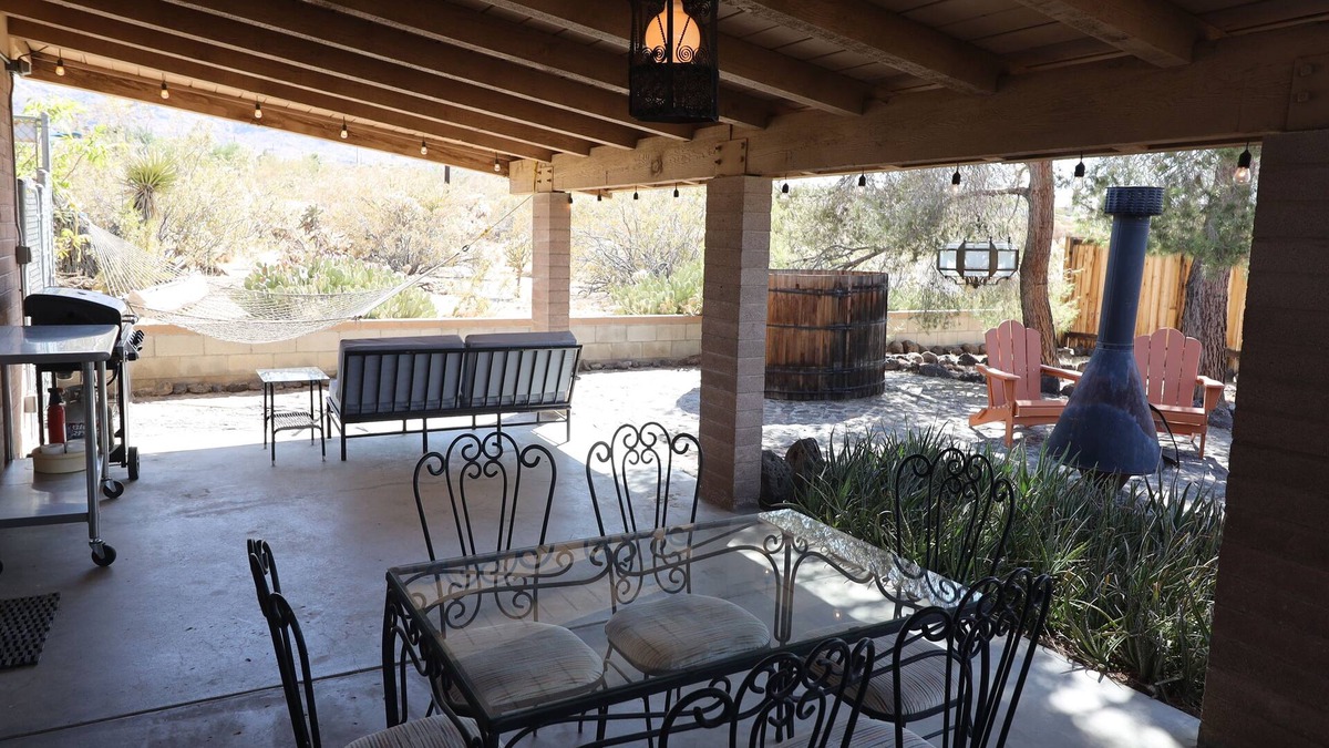 Joshua Tree House | Lava House - Mid-Century Modern! Vintage Vibes & Modern Conveniences.