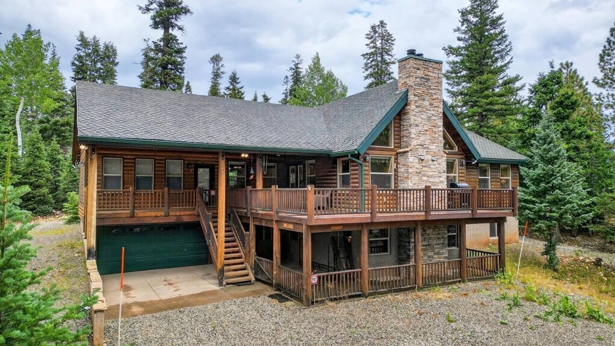Meadow View Heights Cabin | Lava Lodge - Near UTV Trails sleeps 10