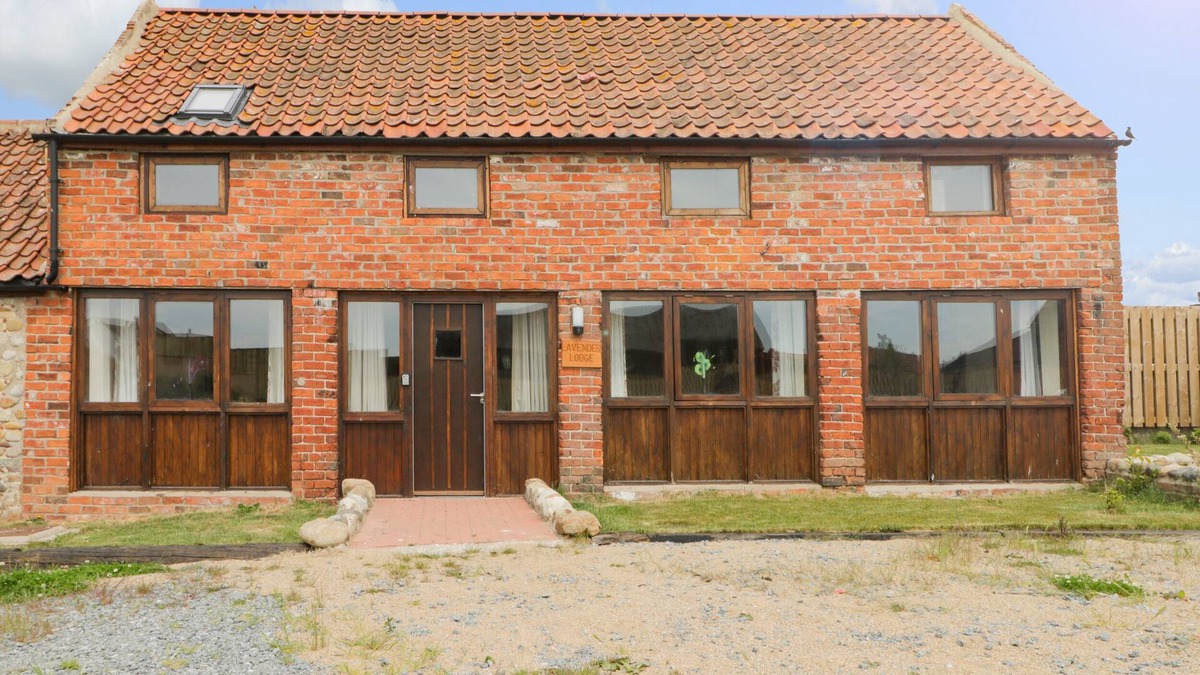 Tunstall Cottage | LAVENDER LODGE, pet friendly, character holiday cottage in Withernsea