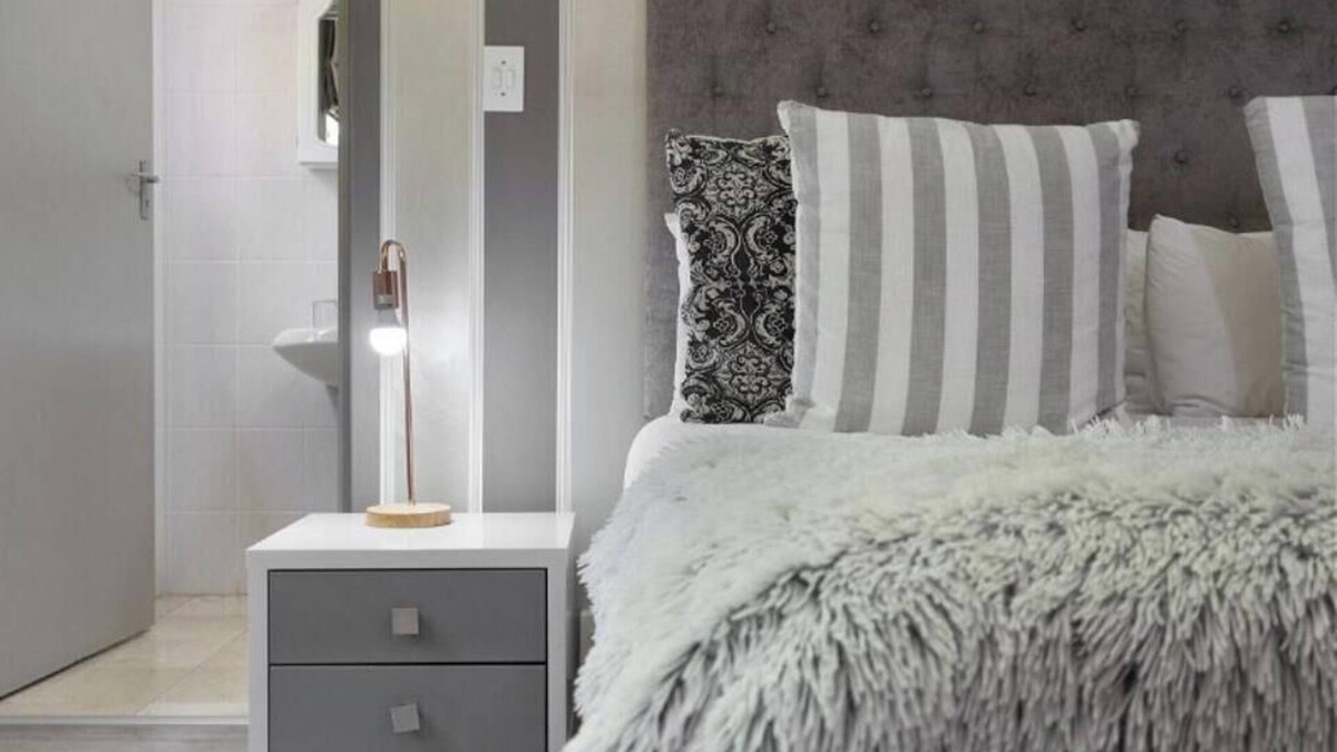 Tokai Apartment | Lavender - Queen Self catering Unit