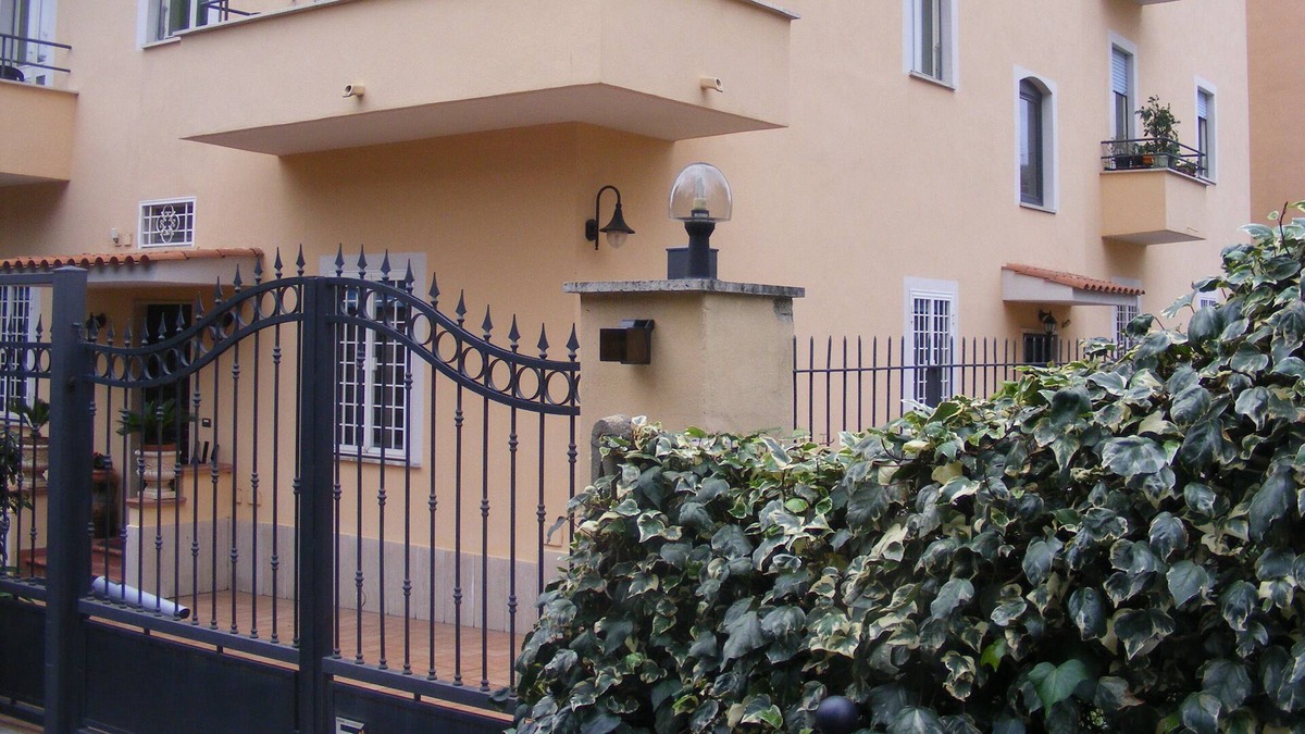 Aurelio Apartment | LAVENDER ROOM WITH BALCONY IN APARTMENT NEAR SAN PIETRO up to TWO PEOPLE