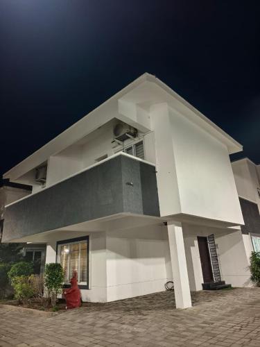 Vadanemelli Hotel | Lavin's villa