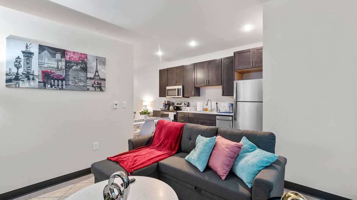 Westown Apartment | Lavish 1BR at Historic Journal Sentinel/65" TV
