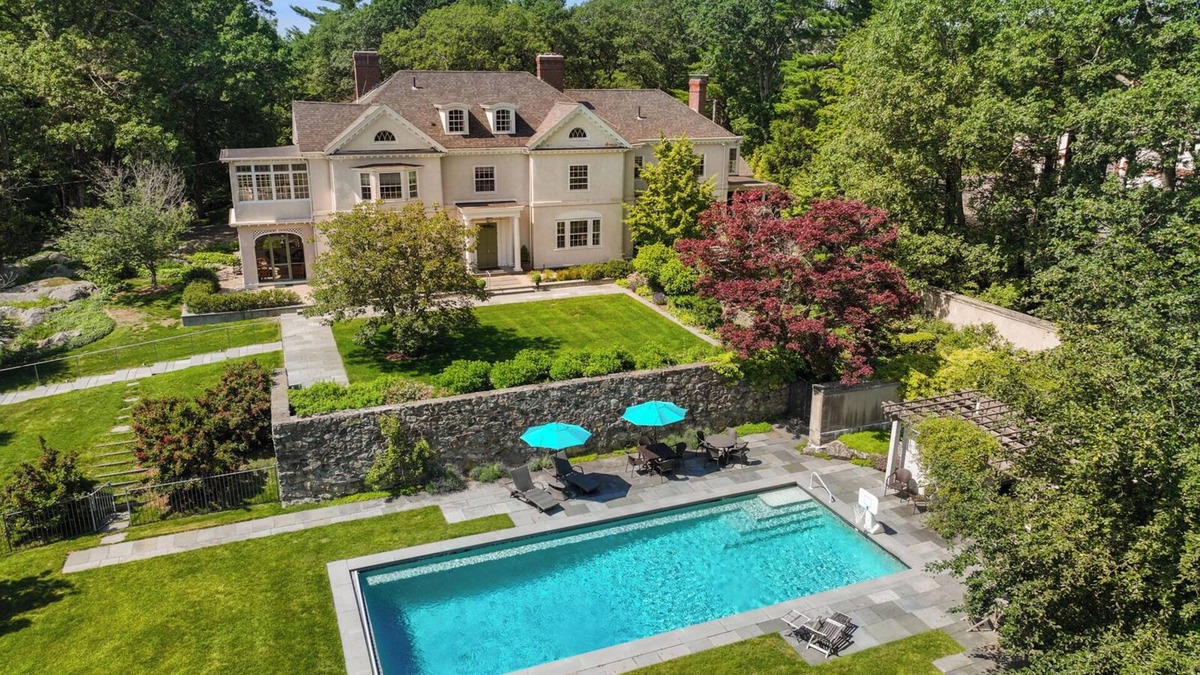 Dedham House | Lavish Boston Villa | 🏊 Pool, 🌸 Gardens, 🎲 Games, 📚 Library | 8BR Sleeps 18