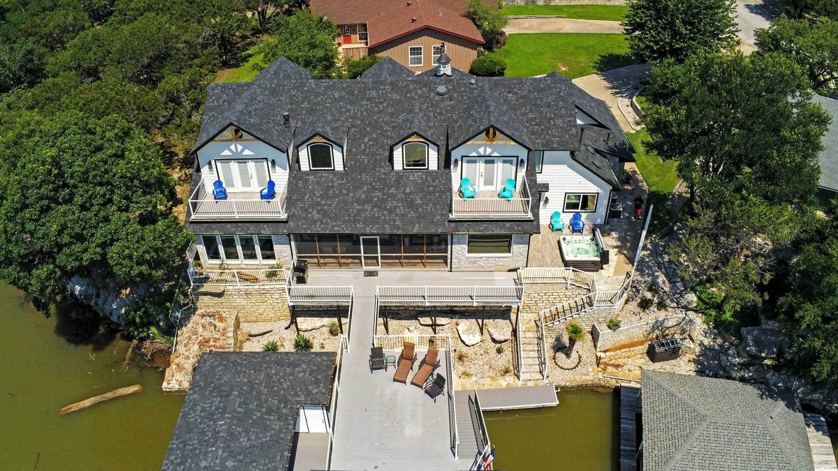 Granbury House | Lavish Lake House, Near Vineyards + Marinas!