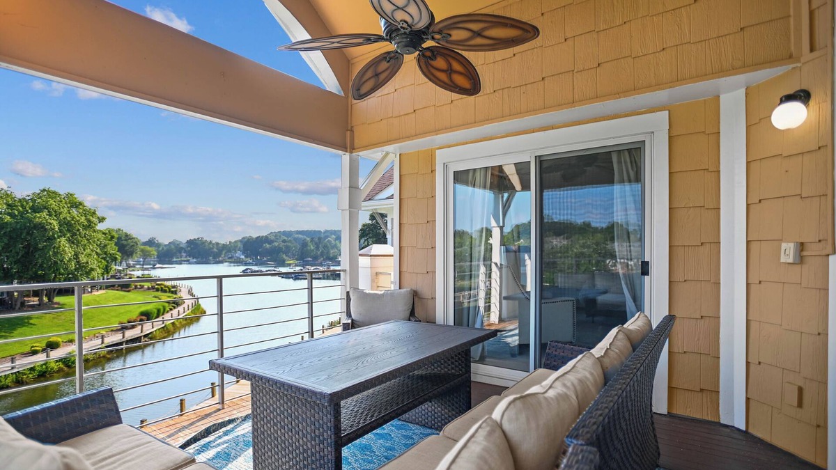 Cornelius Condo | Lavish Lake Lounge by SoCharm | 3rd Fl Waterfront Condo - 3Bed/2Bath Cornelius