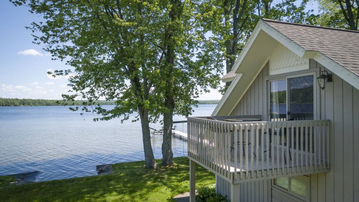 Interlochen House | Lavish Lakehouse - Steps to Water-Kayaks, Dock & Boat Hoist, BBQ-Boaters Welcome