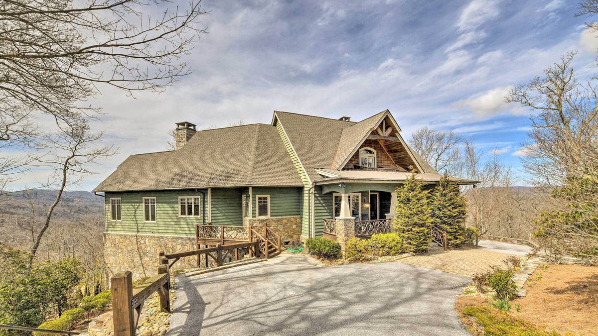 Cashiers Cottage | Lavish Mountaintop Lodge: Deck w/ Stunning Views!