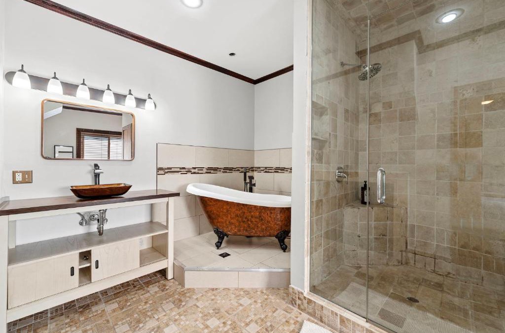 Grand Boulevard Apartment | Lavish Stay near lake & downtown #2