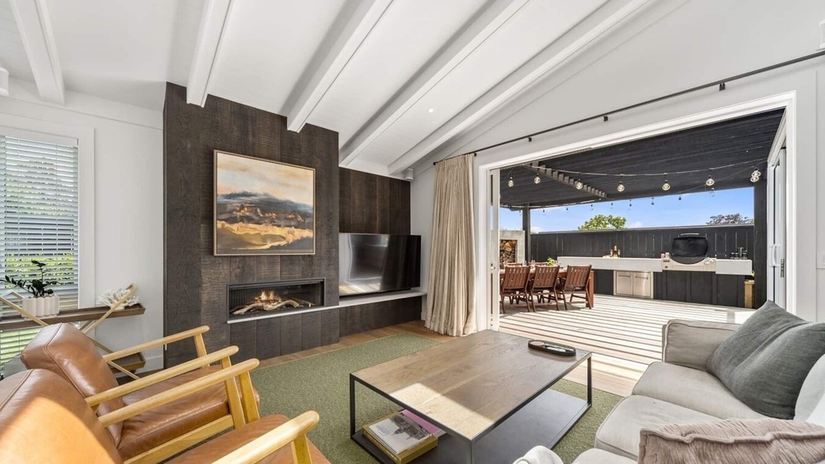 Hilltop House | Lavish @ the Lake - High-end home, Outdoor Entertaining area, Near Town & Lake