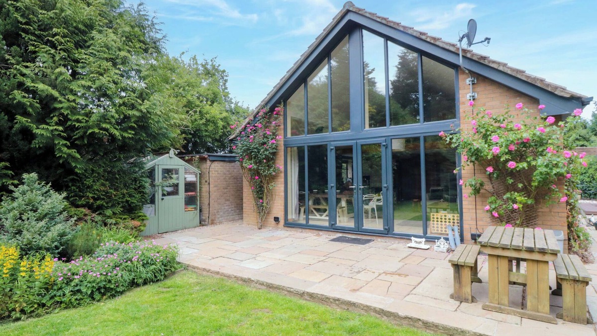 Potter Brompton Cottage | LAWNSWOOD, pet friendly, country holiday cottage in Sherburn