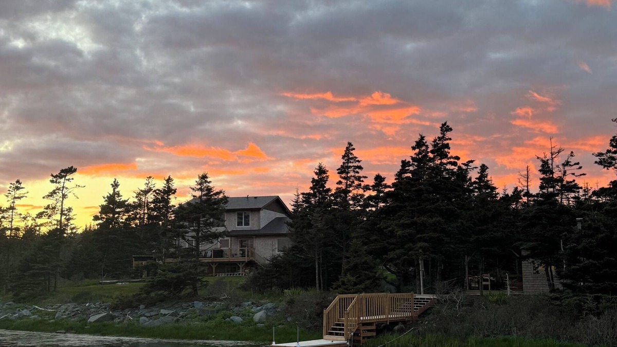 Three Fathom Harbour Ski Chalet | Lawrencetown Beach House with Hot Tub & Sauna