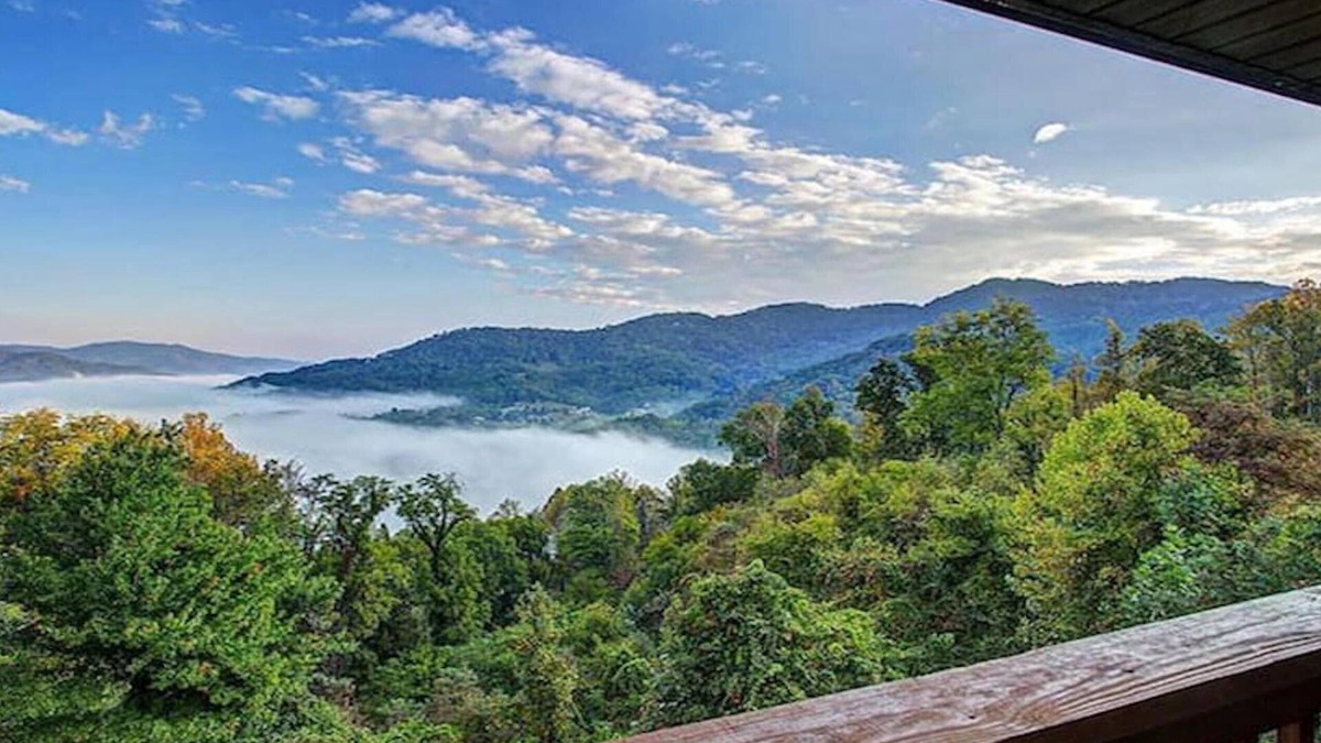Waynesville House | Layered Mtn Views, Privacy, Firepit, HOT TUB, High Speed Wifi, Game Room.