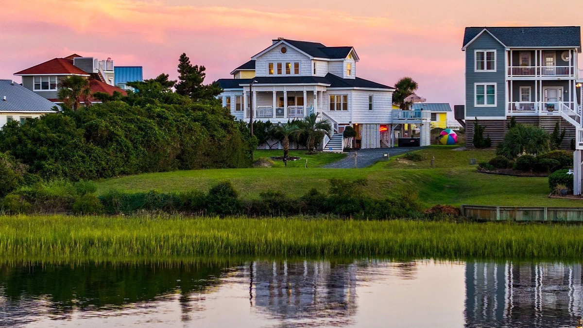 Oak Island House | LayLow: Oceanview, Hot Tub, Arcade, Mini-Golf 4BR/3BA Steps to Beach