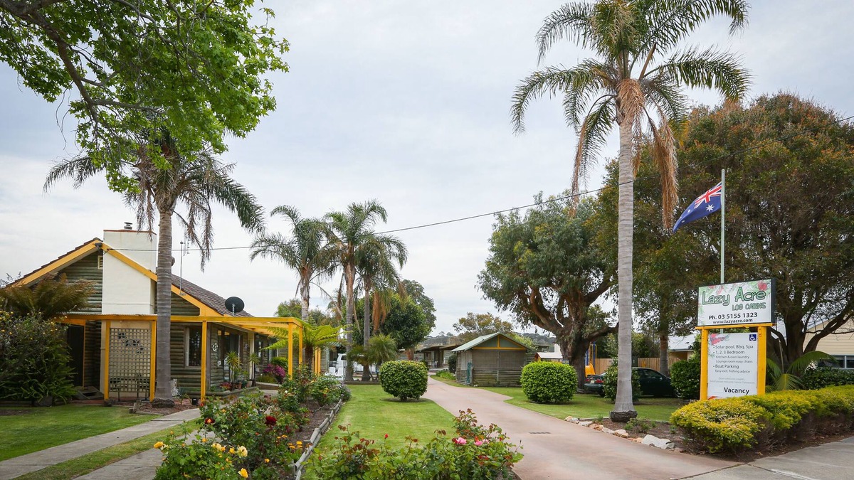 Lakes Entrance Apartment | Lazy Acre Log Cabins