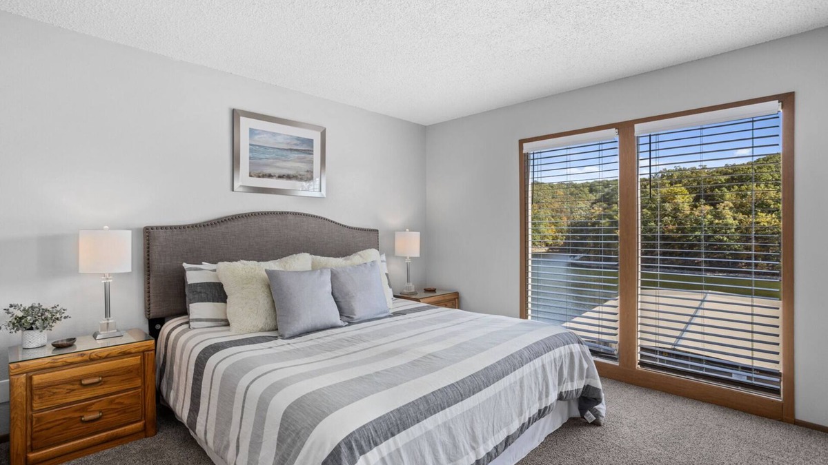 Osage Beach Condo | Lazy B-01 Lazy Days Condos a Great Location For Large Family Get Together!