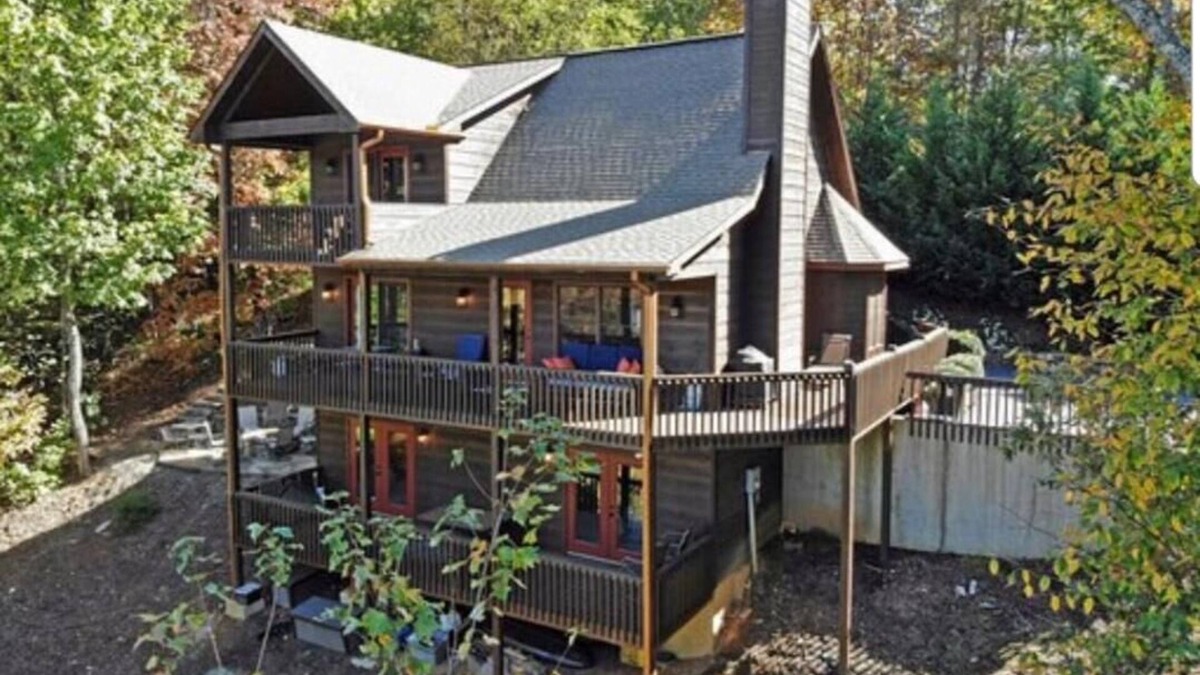 Hiawassee Cabin | Lazy Bear Cabin with views of the Blue Ridge Mountains and local attractions