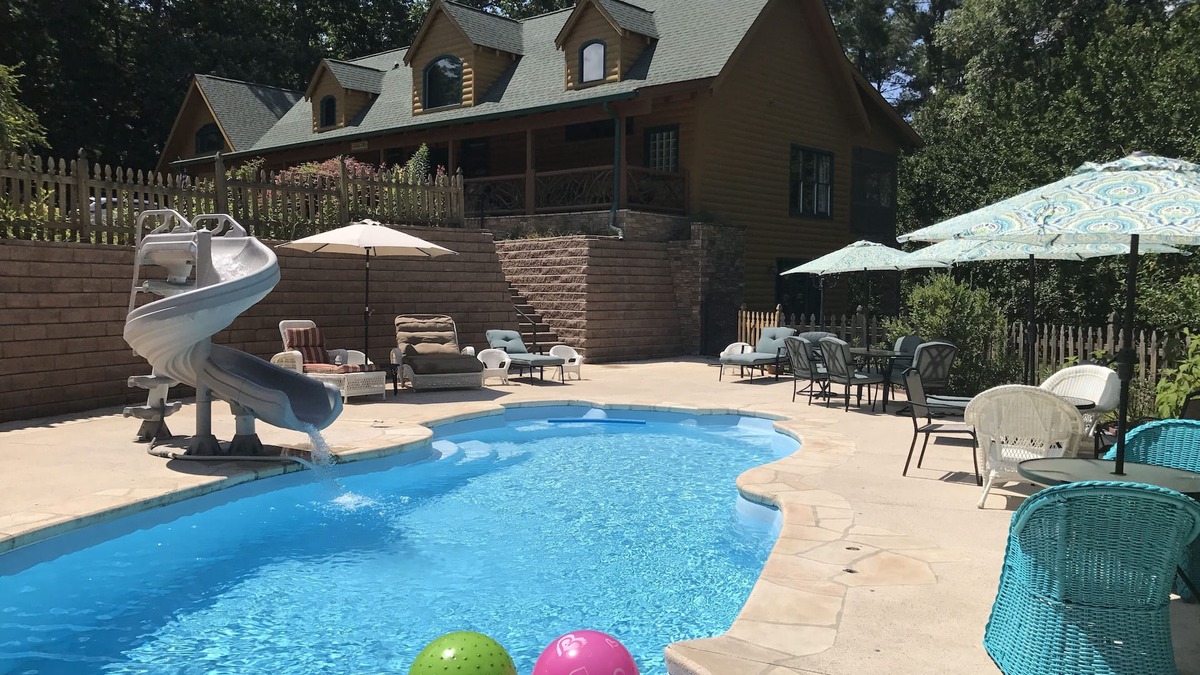 Helen Cabin | Lazy Bear Lodge: Getaways, WineTours, Bridal Parties,Reunions, Corporate Retreat
