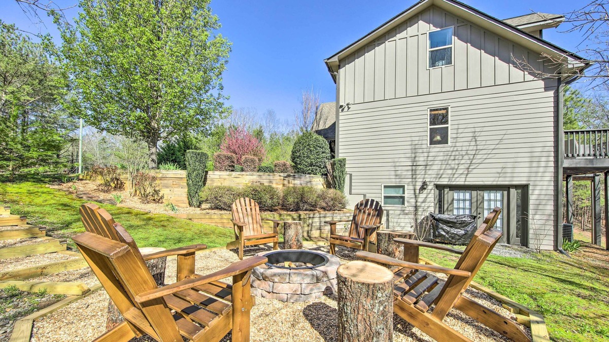East Ellijay Cabin | 'Lazy Bear Lodge' ~ 2 Mi to Downtown Ellijay!