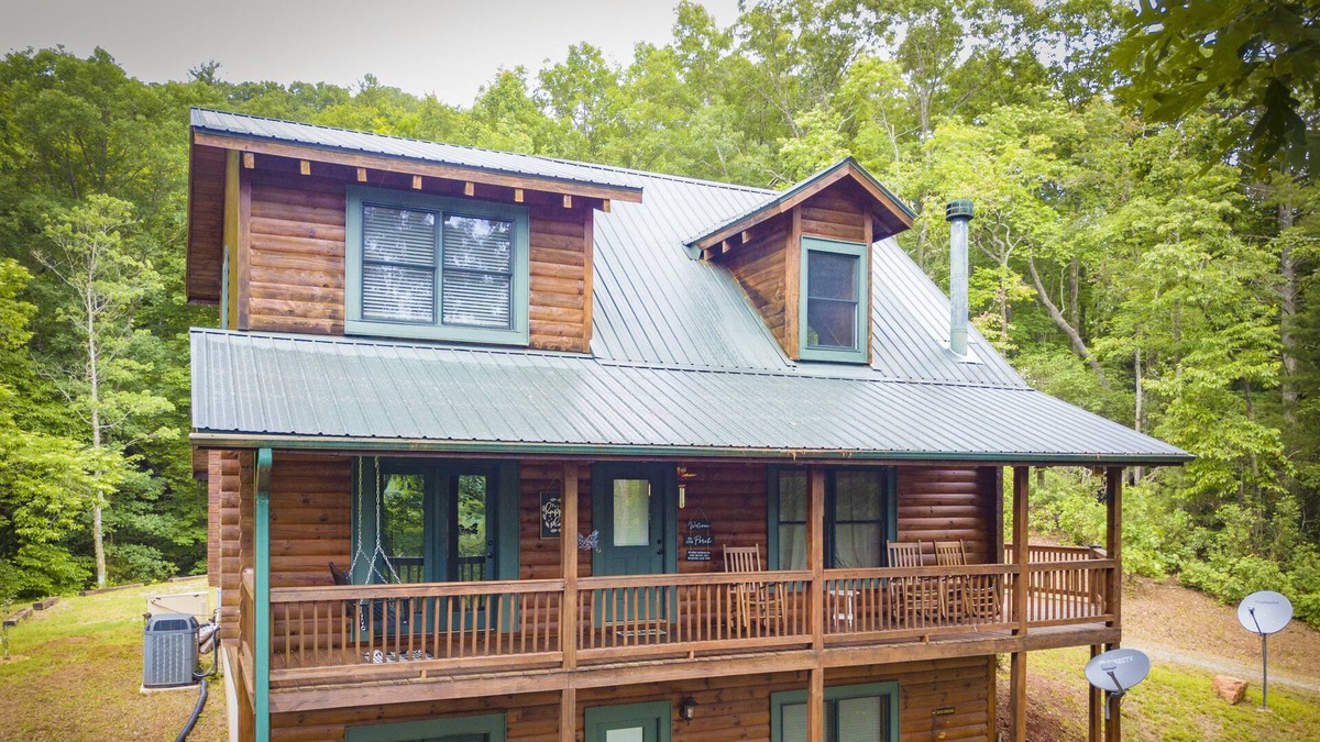 Blairsville Cabin | Lazy Bear Retreat. Awesome 3 Bedroom 3 Bath Cabin with Internet access.