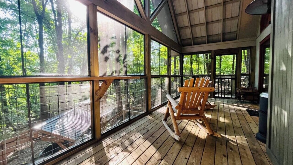Helen Cabin | Lazy Bear Treehouse Pet Friendly & Min to Helen!