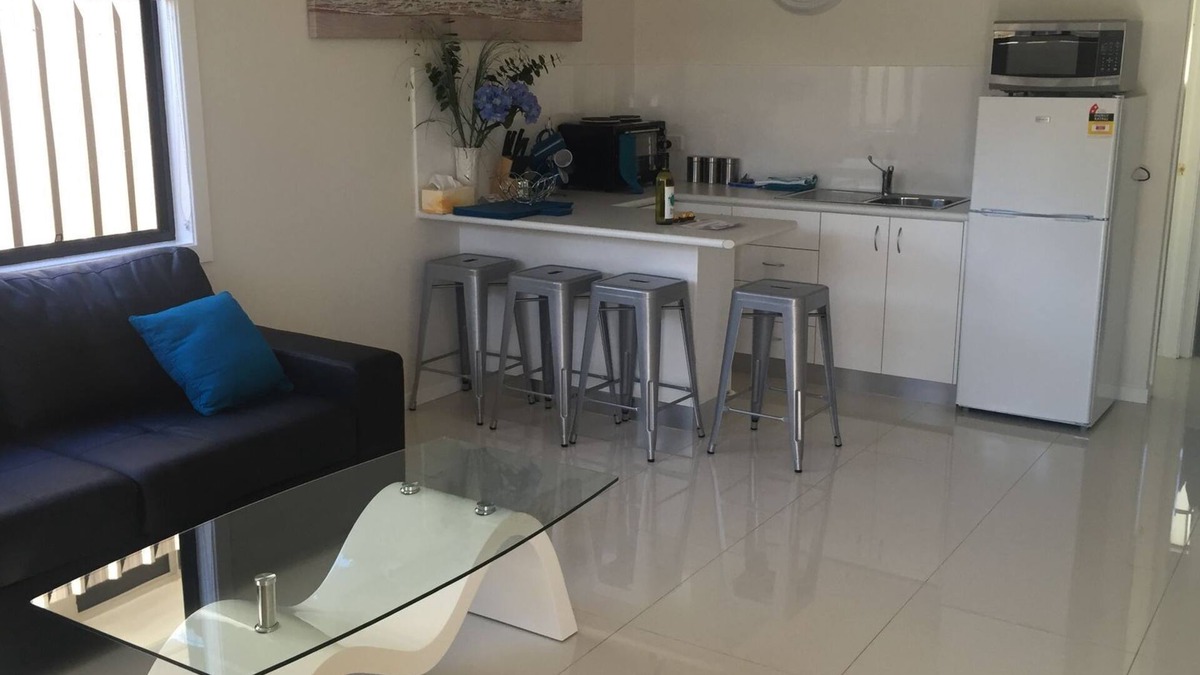 Barrack Point Villa | LAZY DAYZ SHELLHARBOUR is less than 5 mins walk to 2 beaches and Little Lake