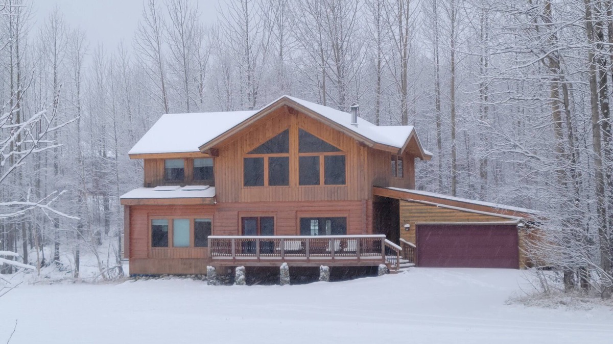 Buffalo Soapstone House | Lazy Mountain View- Spacious log home with mountain views, just north of Palmer