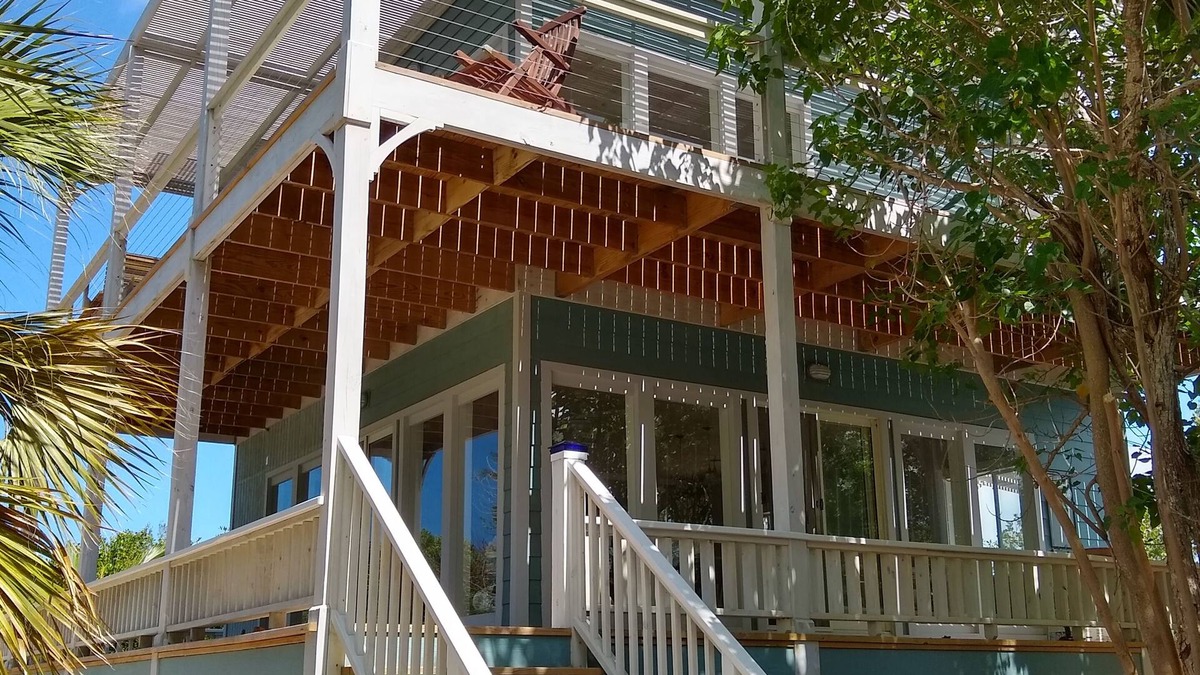Gregory Town House | Lazy Turtle: unique beach house, 40 steps from beach!