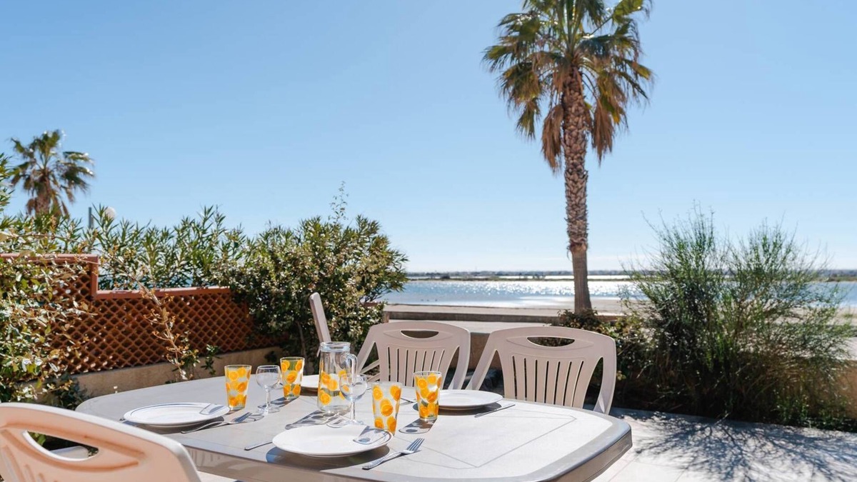 Gruissan House | LB39 Air-conditioned bungalow facing the Grazel Beach in a residence with swimming pool