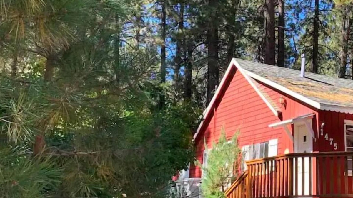 Wrightwood Apartment | LC · Fire pit/Fireplace/3 blks2Village/Pet-kid friendly