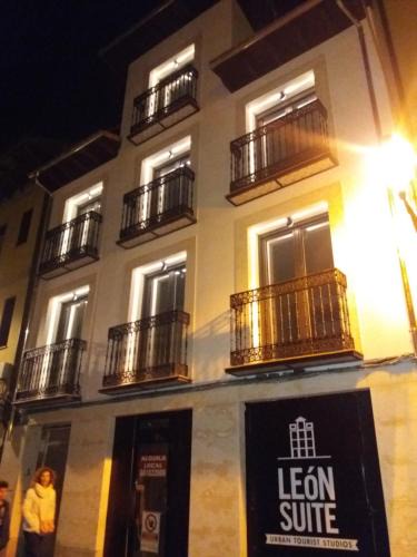 Old Town Apartment | LEÓN SUITE Urban Studios