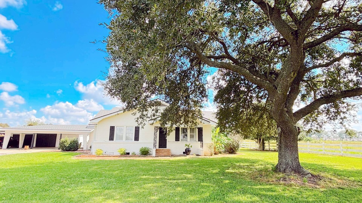 Lafayette Other | Le Barn Rouge Bed & Breakfast A Country Living Home in Acadiana