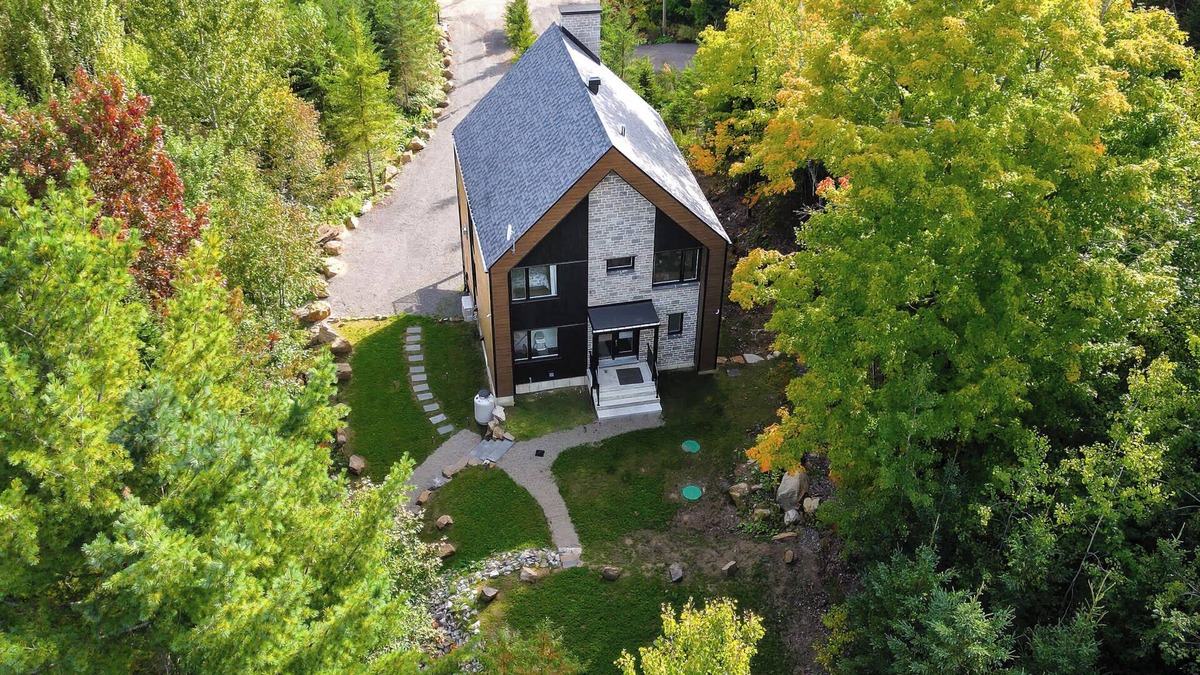 Saint Come Ski Chalet | Le Boisé | hot tub | pool table | Dogfriendly